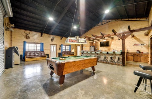 Golden House | Pet-Friendly Eagletown Home about 3 Mi to Kayaking!