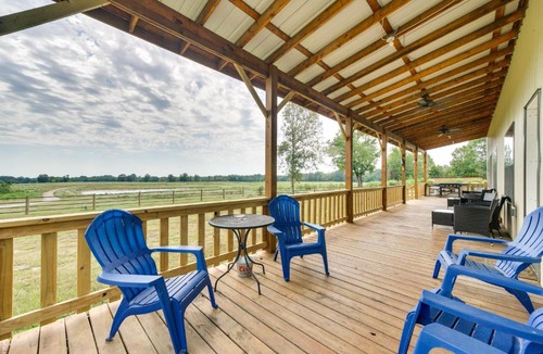 Golden House | Pet-Friendly Eagletown Home about 3 Mi to Kayaking!