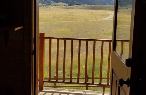 Livingston Cabin | Pet friendly Emigrant Pk Cabin 30 mins - Yellowstone. 5 mins to Chico ht springs