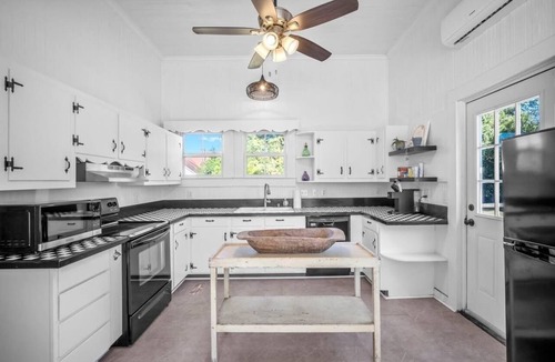 Metter House | Pet Friendly Fenced Yard Near Statesboro