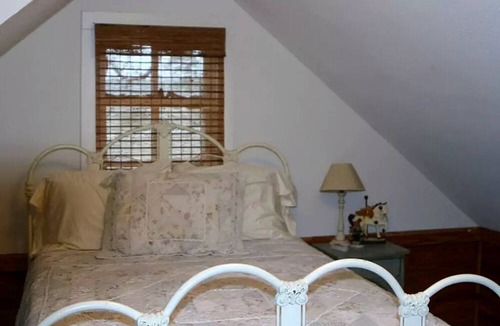 Paige Cabin | Pet-Friendly Getaway with Shared Swimmin Poolnear Austin Texas