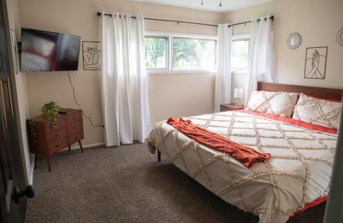 Youngstown House | Pet Friendly Home w/ fenced yard (1 King/1Queen)