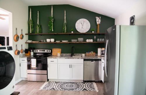 Youngstown House | Pet Friendly Home w/ fenced yard (1 King/1Queen)