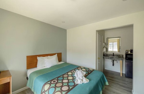 Barstow Hotel | Pet-Friendly Junior Room Queen Bed w/Retro Atmosphere - Enjoy 66 Route Charm
