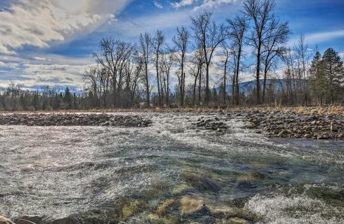 Libby Apartment | Pet-Friendly Libby Cottage with Mountain Views!