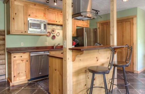 Big Sky House | Pet friendly log cabin close to Big Sky Resort w/amazing views of Lone Peak - Washaki Cabin