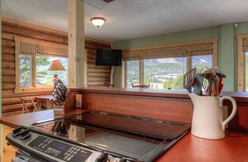Big Sky House | Pet friendly log cabin close to Big Sky Resort w/amazing views of Lone Peak - Washaki Cabin