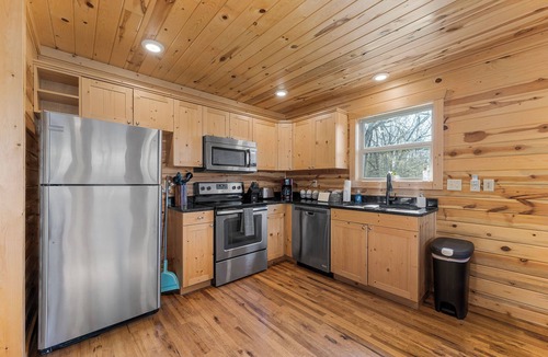 Jasper Cabin | Pet-Friendly Peaceful Cabin Near River w/Fire Pit + Hot Tub Sleeps 14