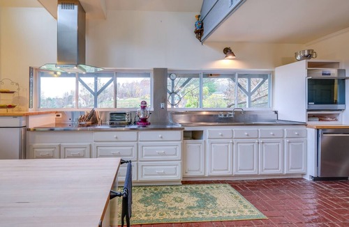 Pilot Apartment | Pet-Friendly Pilot Studio w/Vineyard Views!