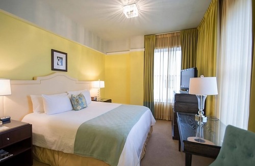 Goose Hollow Hotel | Pet-friendly Property! 2 Comfortable Units, Mini-golf Course, Pop- Up Cinema!