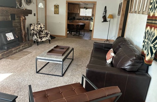 Dubois Cabin | Pet Friendly Riverfront Cabins for Group Events and Gatherings - Hot Tub