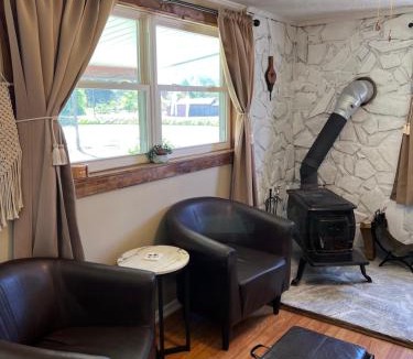 Barnardsville House | Pet friendly rustic cabin with views 26 min to downtown Asheville