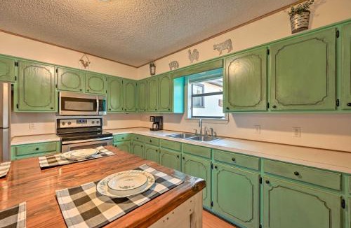 Broken Bow House | Pet-Friendly 'Shady Oaks' Broken Bow Gem w/Patio!