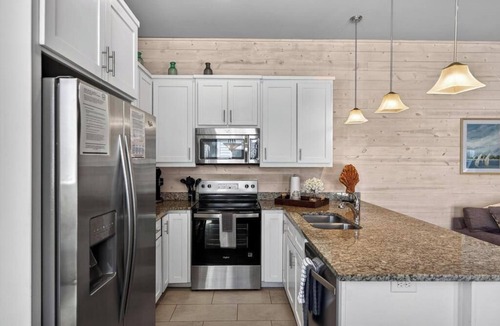 Safe Harbor House | Pet-Friendly | Shared Pool | Near Beach | Downtown