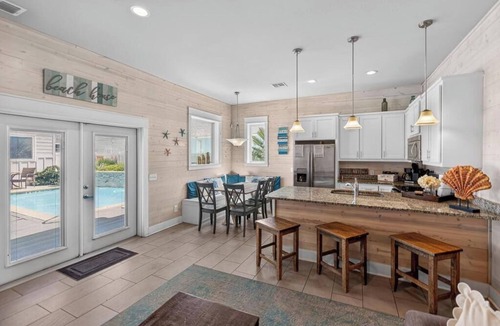 Safe Harbor House | Pet-Friendly | Shared Pool | Near Beach | Downtown