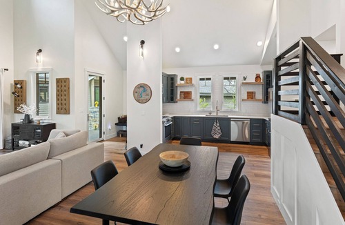 Dover Bay House | Pet Friendly, Sleeps 10 People, Private Hot Tub, High Speed WiFi & AC