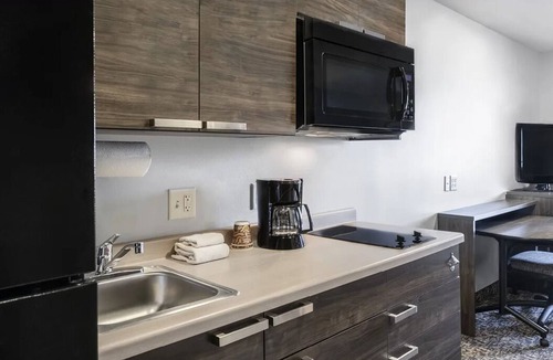 Augusta Hotel | Pet-Friendly Stay w/Kitchenette Close to Downtown Augusta Hotspots