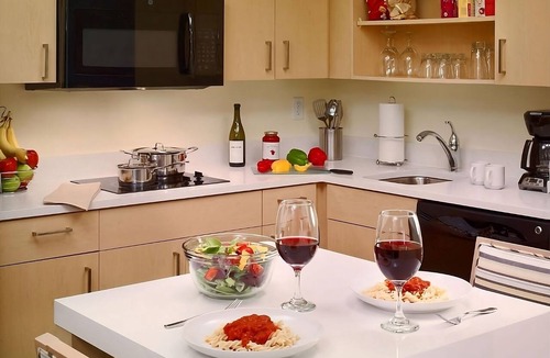Auburn Hills Hotel | Pet Friendly Stay | Outdoor Pool | Free Breakfast | Near Riverside Park- 1.6 mi