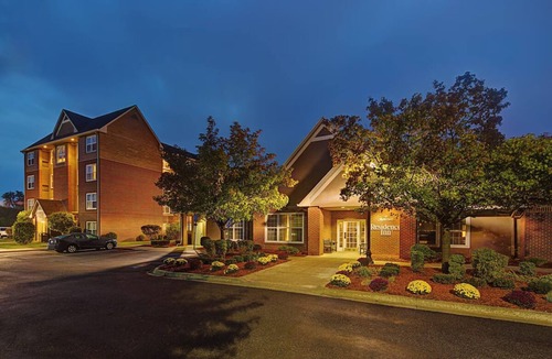 Livonia Hotel | Pet-Friendly Stay with Great Kitchen - Close to Malls & Downtown Northville
