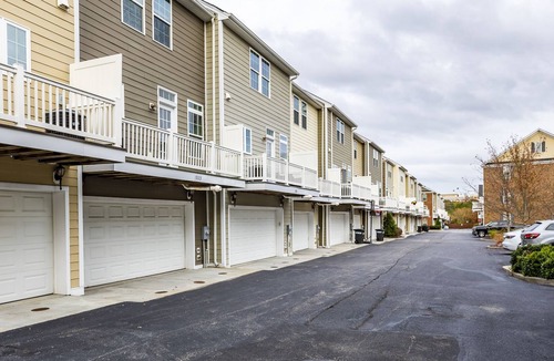 Glen Allen House | Pet-friendly Townhouse in the center of Short Pump