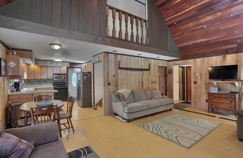 Brookville House | Pet Friendly | Wi-Fi | Firepit | TV