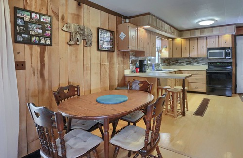 Brookville House | Pet Friendly | Wi-Fi | Firepit | TV