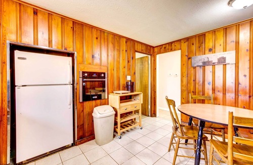 Poland Cottage | Pet-Friendly Youngstown Cottage w/Yard