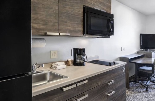 Garner Hotel | Pet Lover's Haven with Full Kitchen! Near White Deer Park Nature Center!