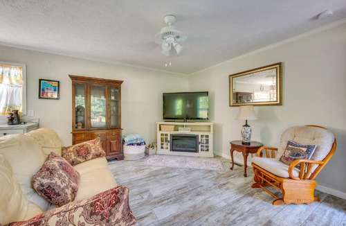 Southmont House | Pets Welcome! Lexington Getaway w/Gigantic Yard