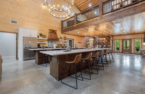 Broken Bow Cabin | Pickleball/Bowling/MiniGolf/Sauna/7 Beds Sleeps31!