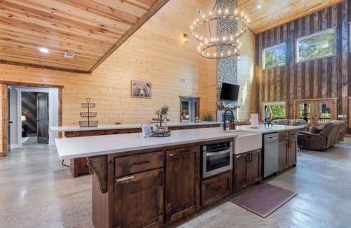 Broken Bow Cabin | Pickleball/Bowling/MiniGolf/Sauna/7 Beds Sleeps31!