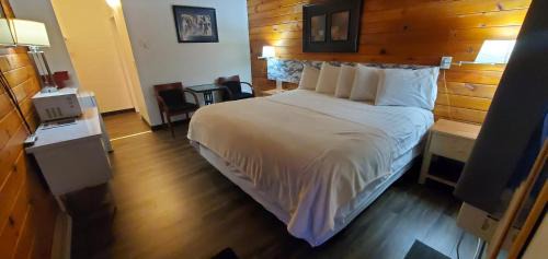 Sicamous Hotel | Pines Motel