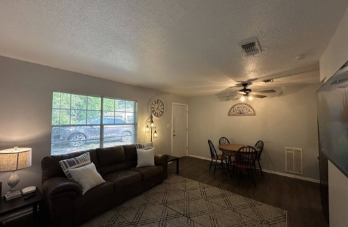 Texarkana Apartment | Piney Woods 8 - King Bed