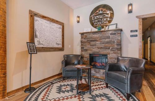 Anaconda Hostel | Pintler's Portal Hostel