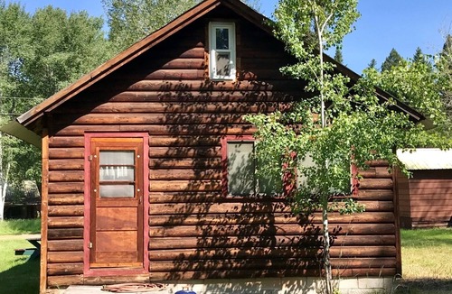 Seeley Lake Cabin | Pintler @ Seven Timbers-cozy cabin in beautiful setting with view of the lake