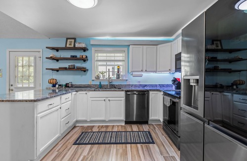 Conway House | Pirate's Cove Bungalow ! Boat ramp Hot Tub Pool Firepit! Close to CCU! Secluded!