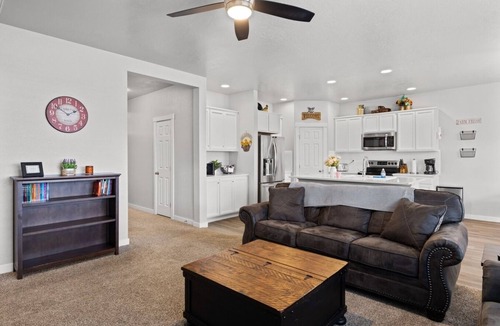Caldwell House | Playset- Family Friendly- Sleeps 10- BBQ