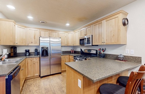 McCall Condo | Plush condo w/gas fireplace - walk to lake beaches, golf & Ponderosa State Park