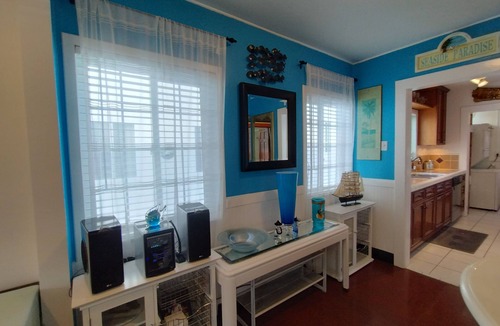 Fort MacArthur House | Point Fermin. 1 block from the ocean, 2 blocks walk to the beach. 800 SQFT.