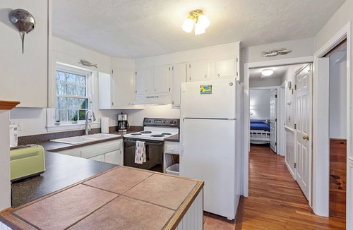 Brewster House | Pond Access, Fire Pit & Bikes, house with AC in charming Brewster