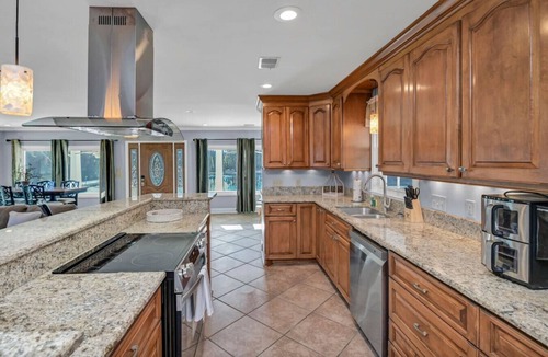 Columbia House | Pond View Retreat | Bright & Spacious 3BR