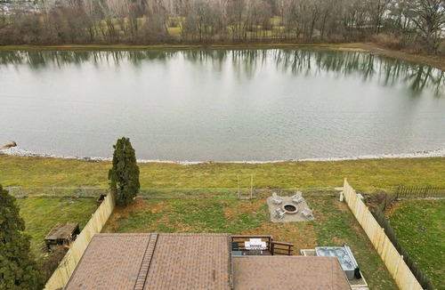 Hilliard House | Pondside Retreat 4BR w/Hot Tub & Pool Table & BBQ