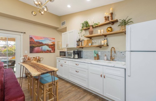 Gilbert House | POOL OASIS! Super Reviews! EV Charger/1BR King/Wash/Dryer/Kitchenette/Sleeps 4