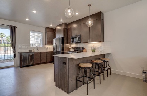 St. George House | Pool Open! | Pool View | Cable TV + Streaming | New | Built in Bunk Beds | #5