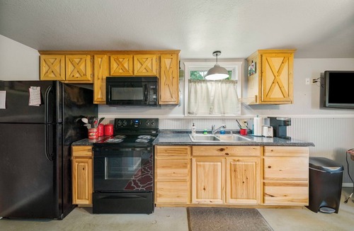 Adair House | Pool Side Guest House On Lake Hudson Near Pryor