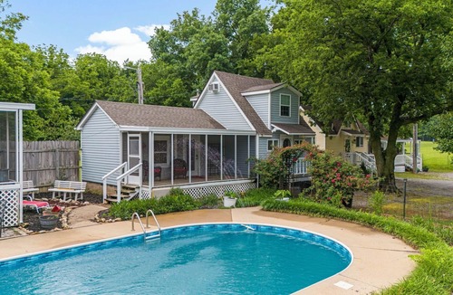 Adair House | Pool Side Guest House On Lake Hudson Near Pryor