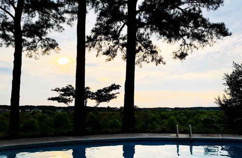 Vass House | Pool side Paradise near Fort Bragg, Pinehurst, Southern Pines, hot tub & Golf!