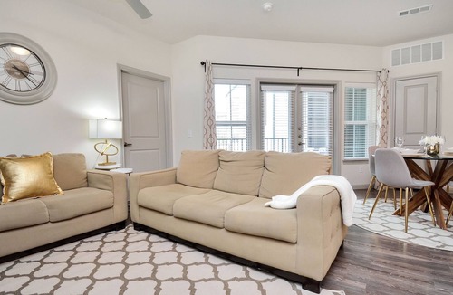 Pleasant Valley Apartment | Pool View Golden Array