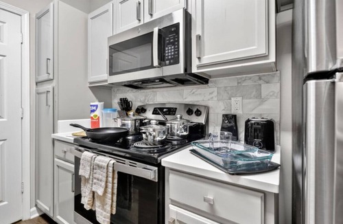 State Park Apartment | Poolside 3BR*5 Star Amenities*Near Prisma+Lex Hosp