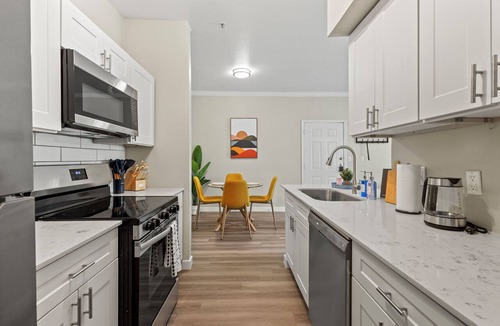 Dallas Apartment | Poolside Luxury 1BR | Pool, Gym & BBQ | Med District